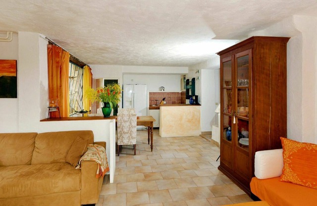 Lovely apartment in villa for 4 guests with pool, WIFI, TV, terrace, pets allowed and parking