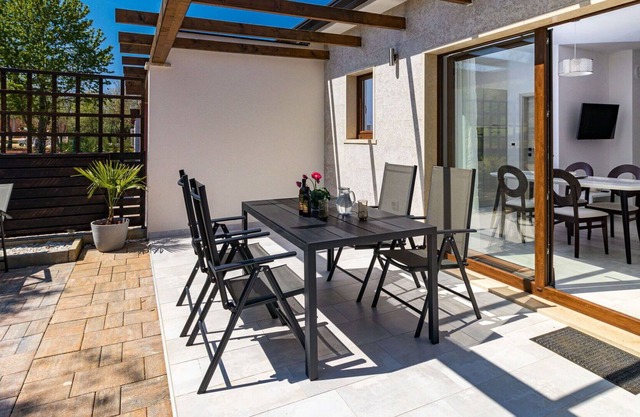 Lovely apartment in villa with hot tub, A/C, WIFI, pool, TV, terrace, pets allowed and parking