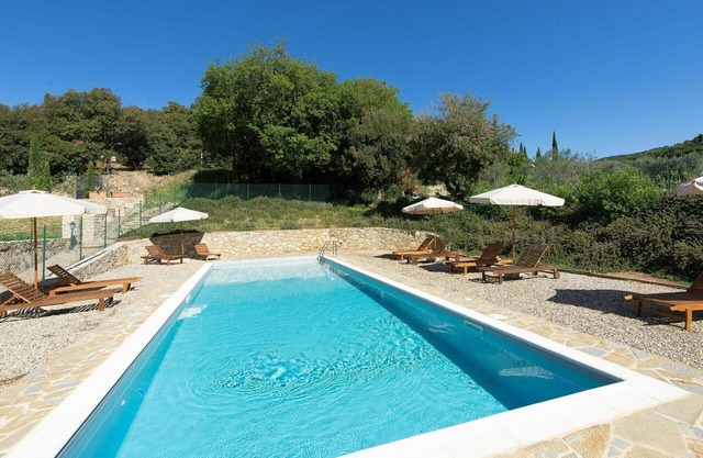 Lovely apartment with WIFI, A/C, pool, TV, terrace, panoramic view and parking, close to Siena