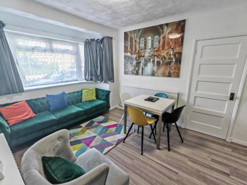 Lovely Apartment With Private Garden & Parking