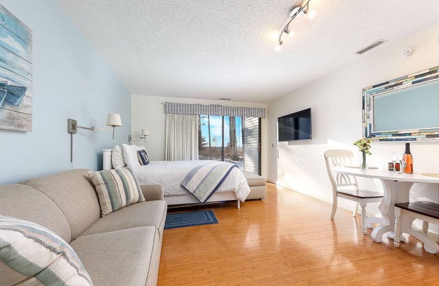 🏖️ Lovely Beachside Studio @ The Shores | Deck + Bay Views + Champagne Welcome ➠ 5679