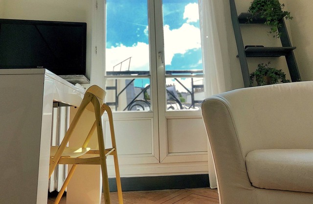 Lovely bright and quiet 2-room apartment, Marais. 5th floor.