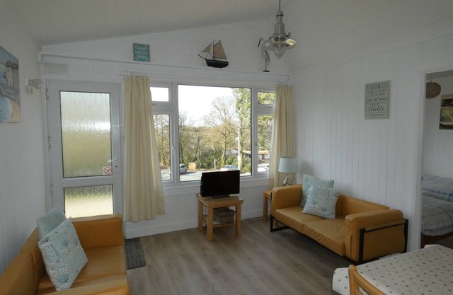Lovely bright bungalow, tasteful coastal interior.