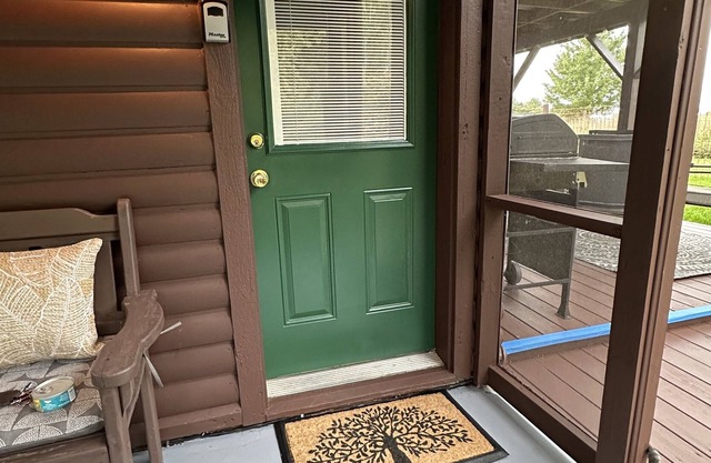 Lovely Cabin, fenced in yard. Pet Friendly!