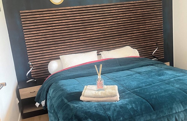 Lovely, cosy apartment with garden and king-size bed, near airport.