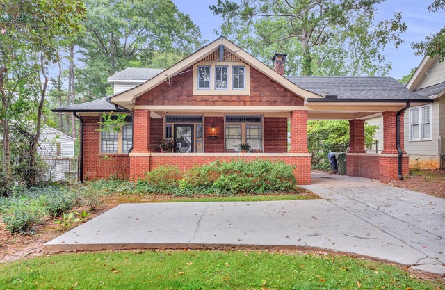 Lovely dog-friendly home with tennis, grill, fireplace, & washer/dryer