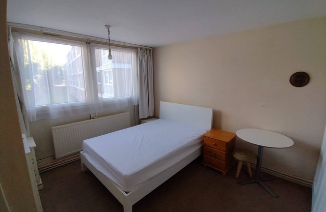 Lovely Double Bedroom in Putney next to the station