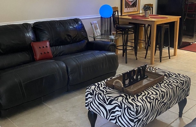 Lovely Ensley 2 Bedroon unit, quiet, and close!