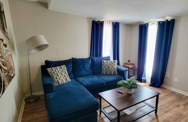 Lovely Furnished 2BR & 1BA Apt-Minutes to Downtown-30% OFF- Monthly Rental