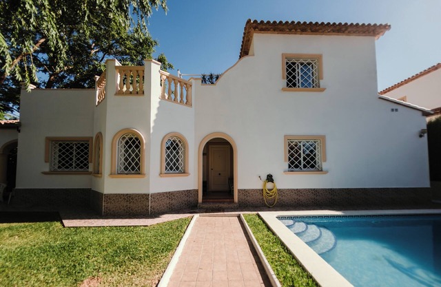 Lovely Getaway Home in a Quiet Location Just Minutes Away From the Beach
