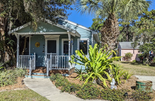 Lovely hideaway near beach with decks & enclosed yard, high-speed WiFi & AC