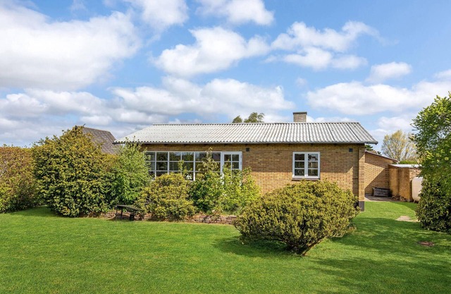 Lovely home in Aakirkeby with WiFi