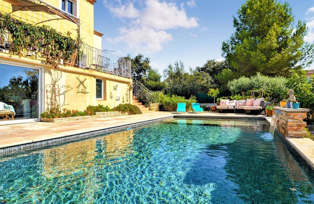 Lovely home in Beaucaire with WiFi