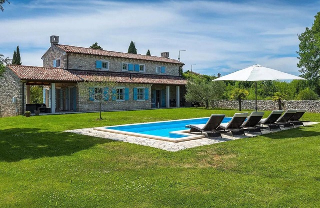 Lovely home in Divsici