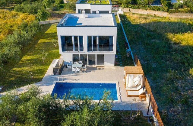Lovely home in Kastel Novi