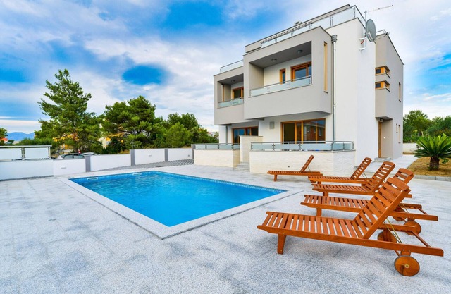 Lovely home in Zaton with WiFi
