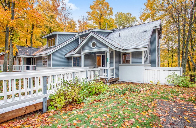 Lovely home near the slopes w/private deck, spacious design, and hot tub nearby