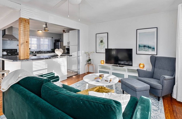 Lovely Home w/Office, Exercise room and Patio