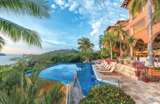 Lovely hotel suite in charming Zihuatanejo with breathtaking views!