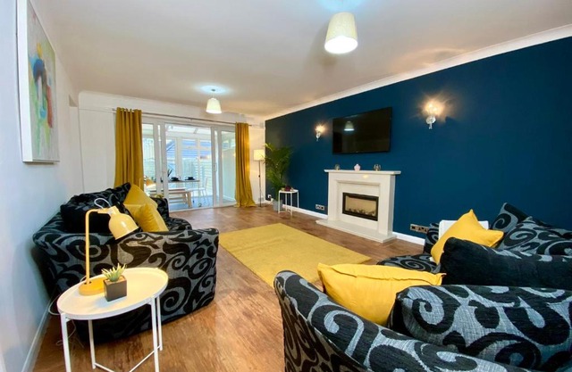 Lovely house in a great location with Parking, WiFi & Smart TV - Near Poole & Bournemouth