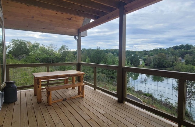 Lovely Lakehouse with water view, shared pool, billards, arcade game