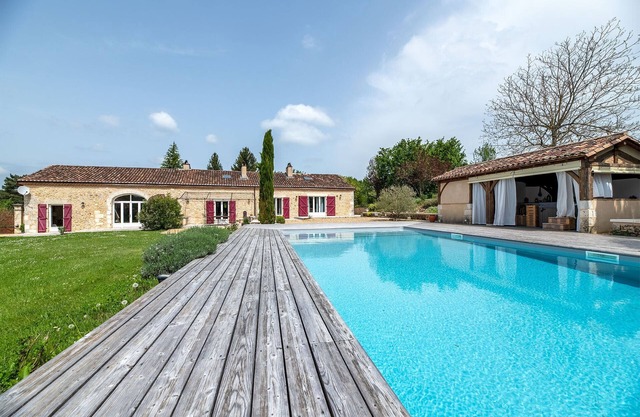 Lovely long farmhouse sleeps 14 with large pool in the heart of the Périgord