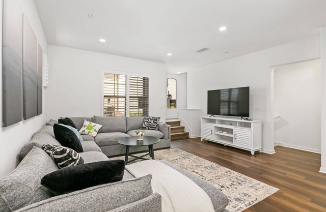 Lovely, Modern Condo in Irvine, 3br/3.5ba