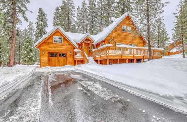 Lovely mountain cabin with hot tub, pools, sauna & dock - near skiing, golf