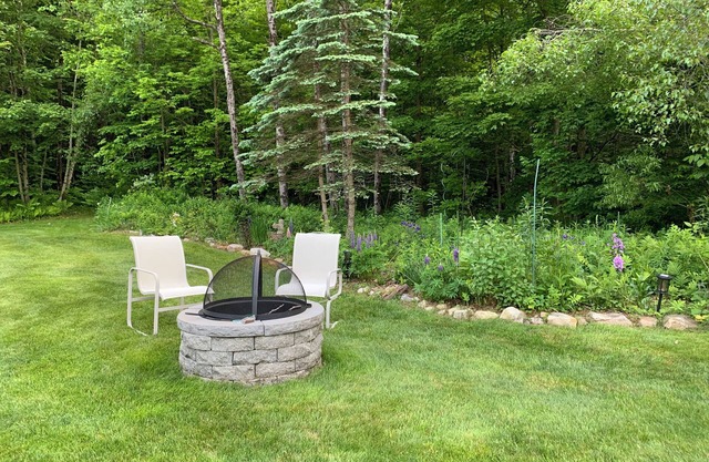 Lovely new apt with private entrance, patio, yard, gas grill and fire pit.