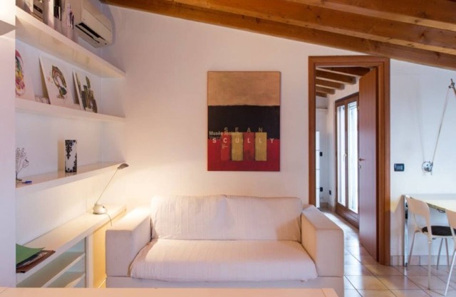 Lovely one-bedroom apartment with two balconies in the lively Dergano area.