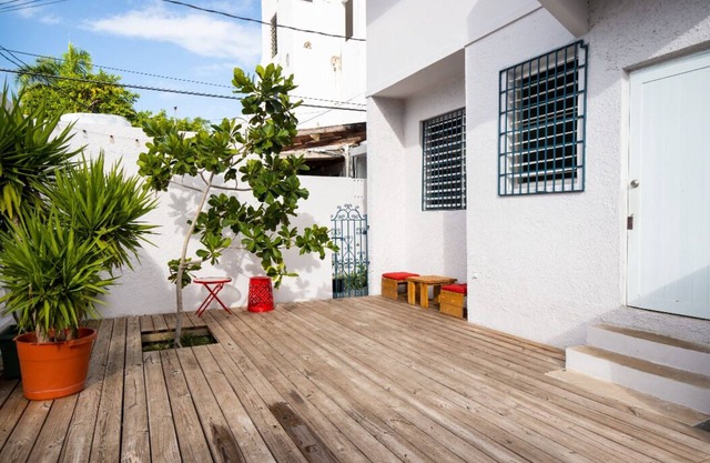 Lovely one bedroom, steps from the beach!