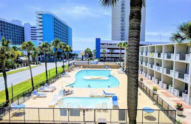 Lovely Pool Front Studio