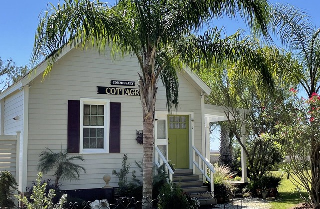 LOVELY QUAINT COTTAGE WITH BEAUTIFUL MARSH AND RIVER VIEWS