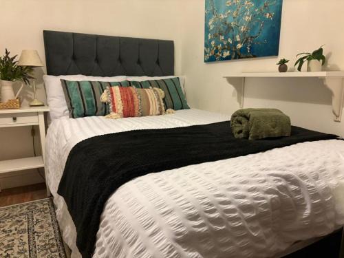 Lovely Room with a view & Parking nr Hampton Court