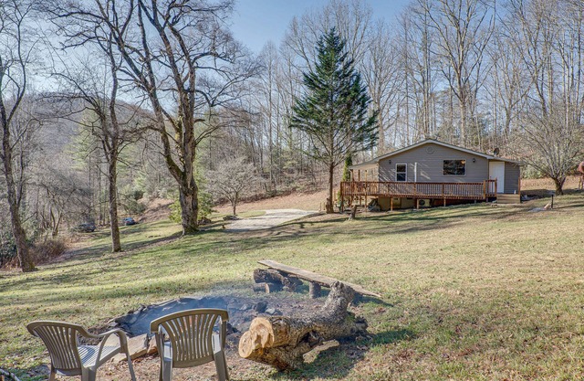 Lovely Smoky Mountain Cottage w/Deck + Views!