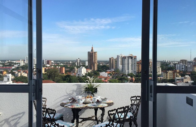 Lovely top floor apartment with stunning city views 180 degree views