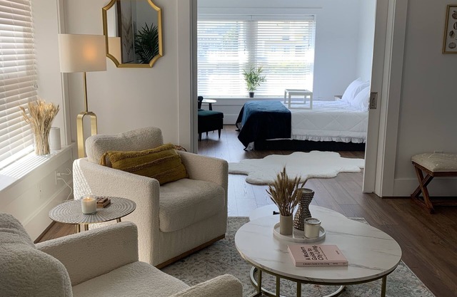 Lovely unit in heart of Hollywood