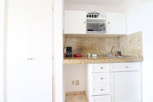 Lovely view, beach suite, 10 min to airport HotelZ -Sol3710-
