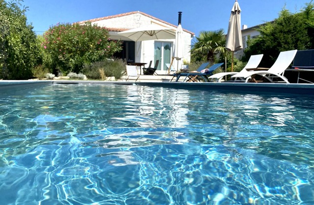 Lovely villa with heated pool 450 m from the beach!
