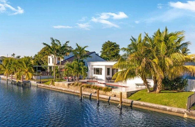 Lovely Waterfront Home W/ A Pool