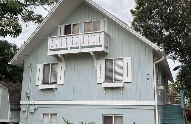 Lovely Waterfront Getaway, close to I-95 in Palm City FL.