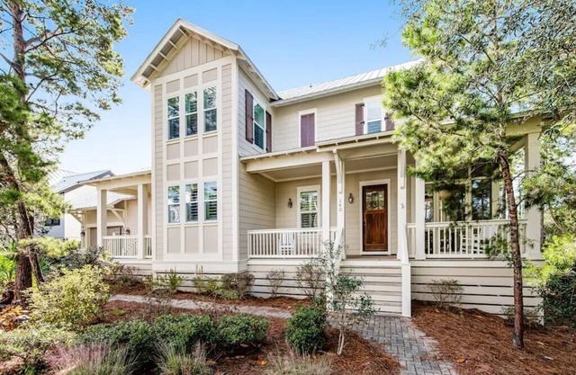 Low End Of summer rates! Weekly discount! Walk to the beach, Community pool.