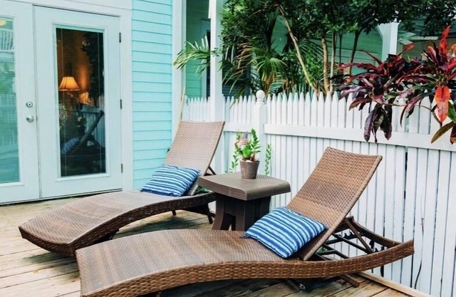 Low Key Vibe, Low Oct Rates! 2 bikes, 2 blocks from Duval,Pool, Oceann