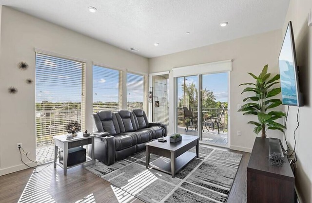 Low Leaning Fee Cozy Corner Suite