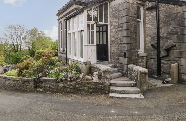 LOW LODGE, pet friendly, with open fire in Grange-Over-Sands