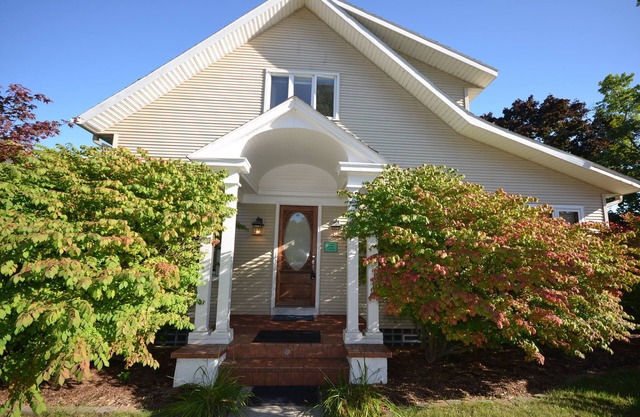 Lower-level home in Suttons Bay. A/C. Walk to water, shops & restaurants.