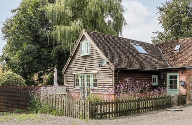 LOWER WHITEFLOOD FARM COTTAGE, pet friendly, with a garden in Twyford