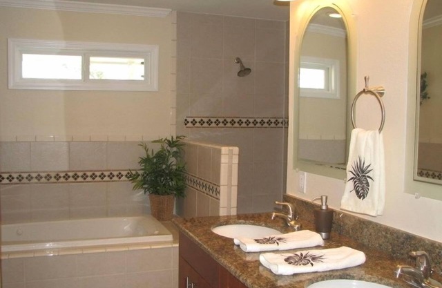 Lowest prices ever! 8BR 6 BA pool, hot tub on water