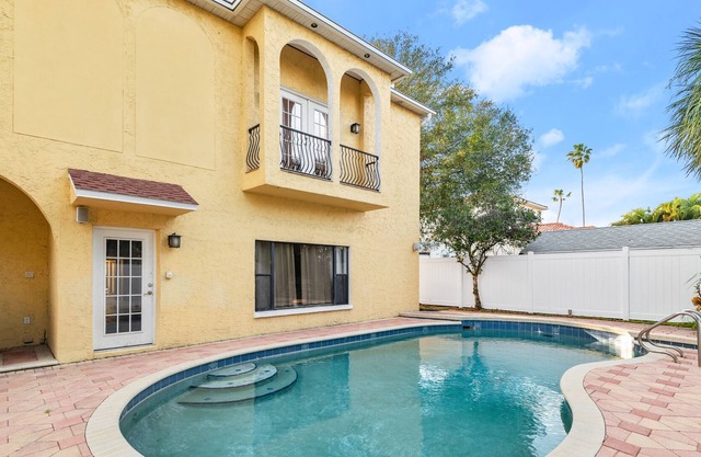 Lrg 5 bdrm Tampa house on Davis Island heated pool, gulf cart, great walkability