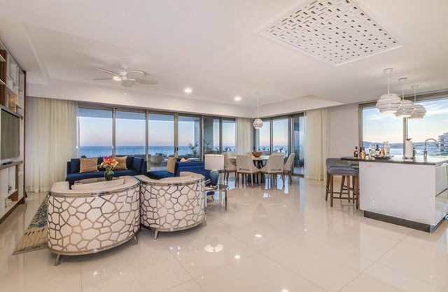 Luxurious 3 bedroom loft right on the beach of Cabo!